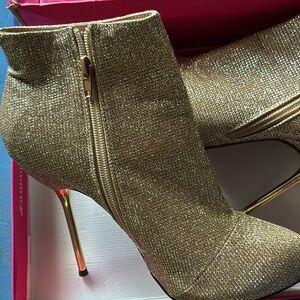 Shoe Dazzle Gold Ankle Boots
FINAL REDUCTION